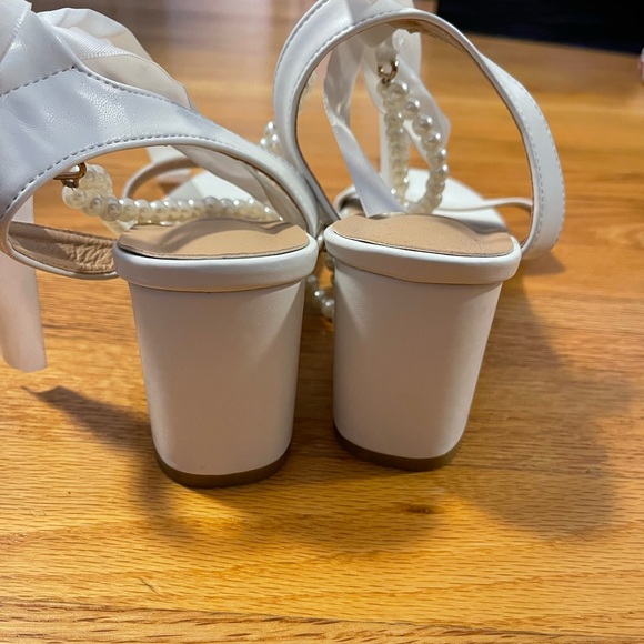 Elegant White Women's Shoes with Pearl Accents - Picture 2 of 4